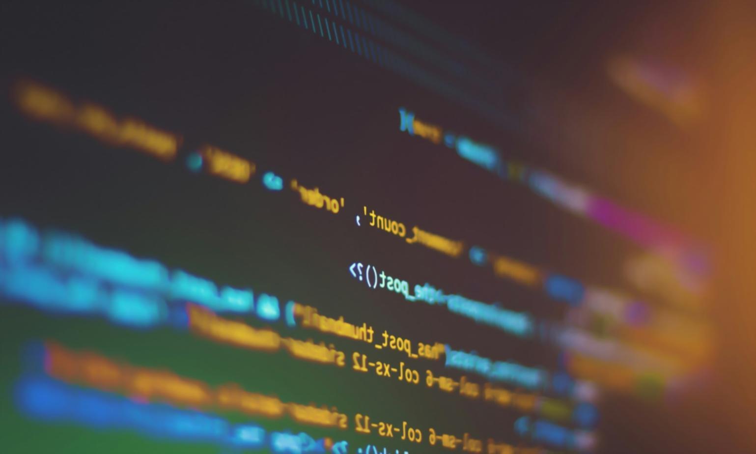 Studenten werken samen aan game development project op laptops